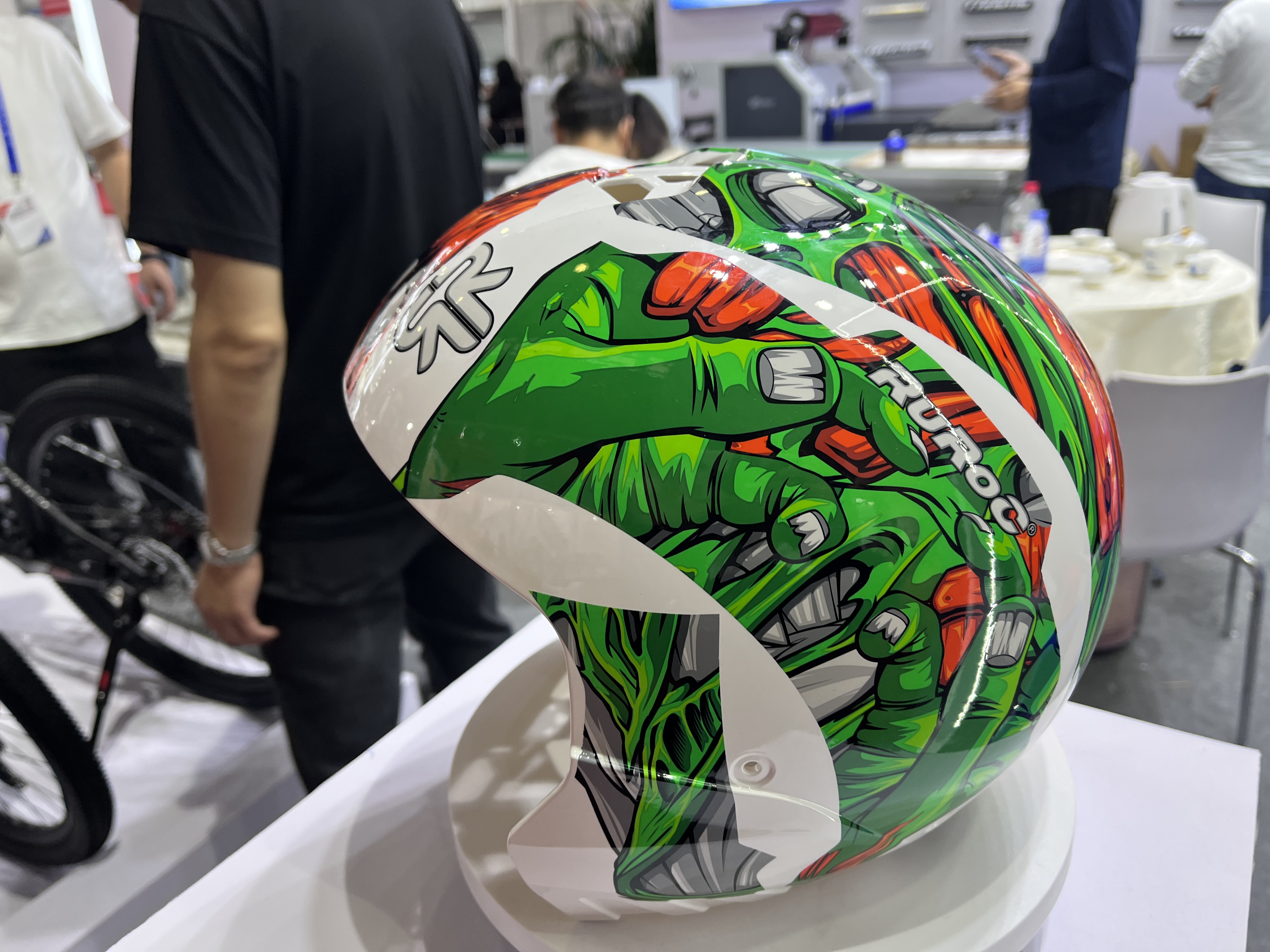 Tinta na ginamit sa mga helmet